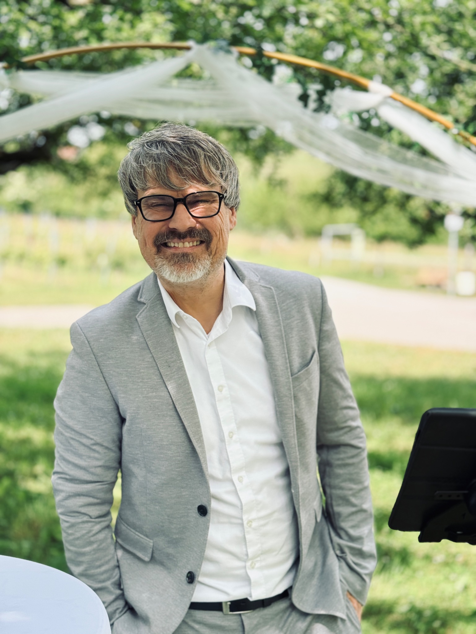 Robin Henderson als Trauredner bei einer freien Trauung im Freien