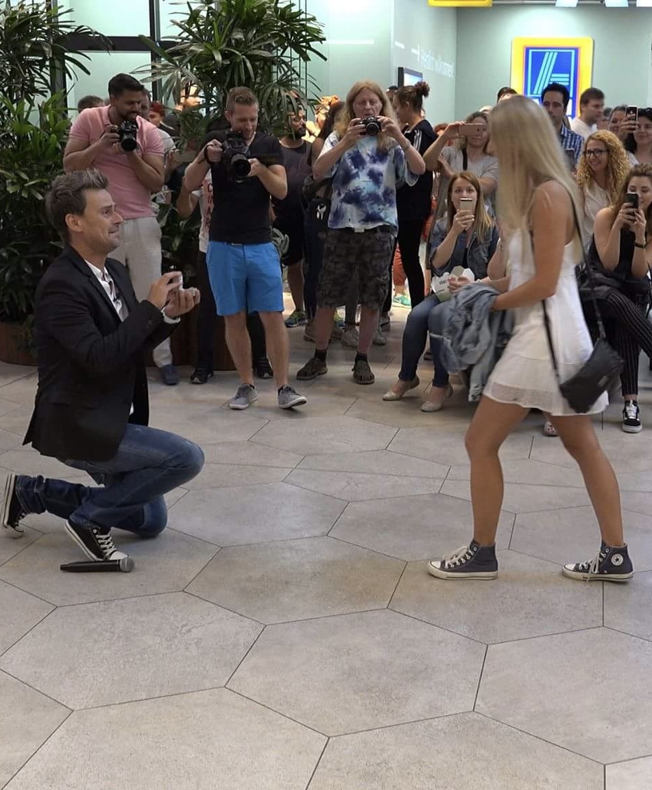 Robin Henderson macht seiner Frau Franzi den Heiratsantrag