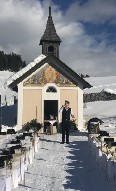 Robin Henderson singt bei einer Winterhochzeit vor einer Kapelle